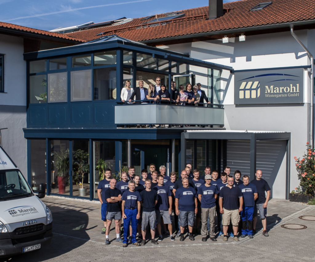 Team der Marohl Wintergarten GmbH vor dem Firmengebäude